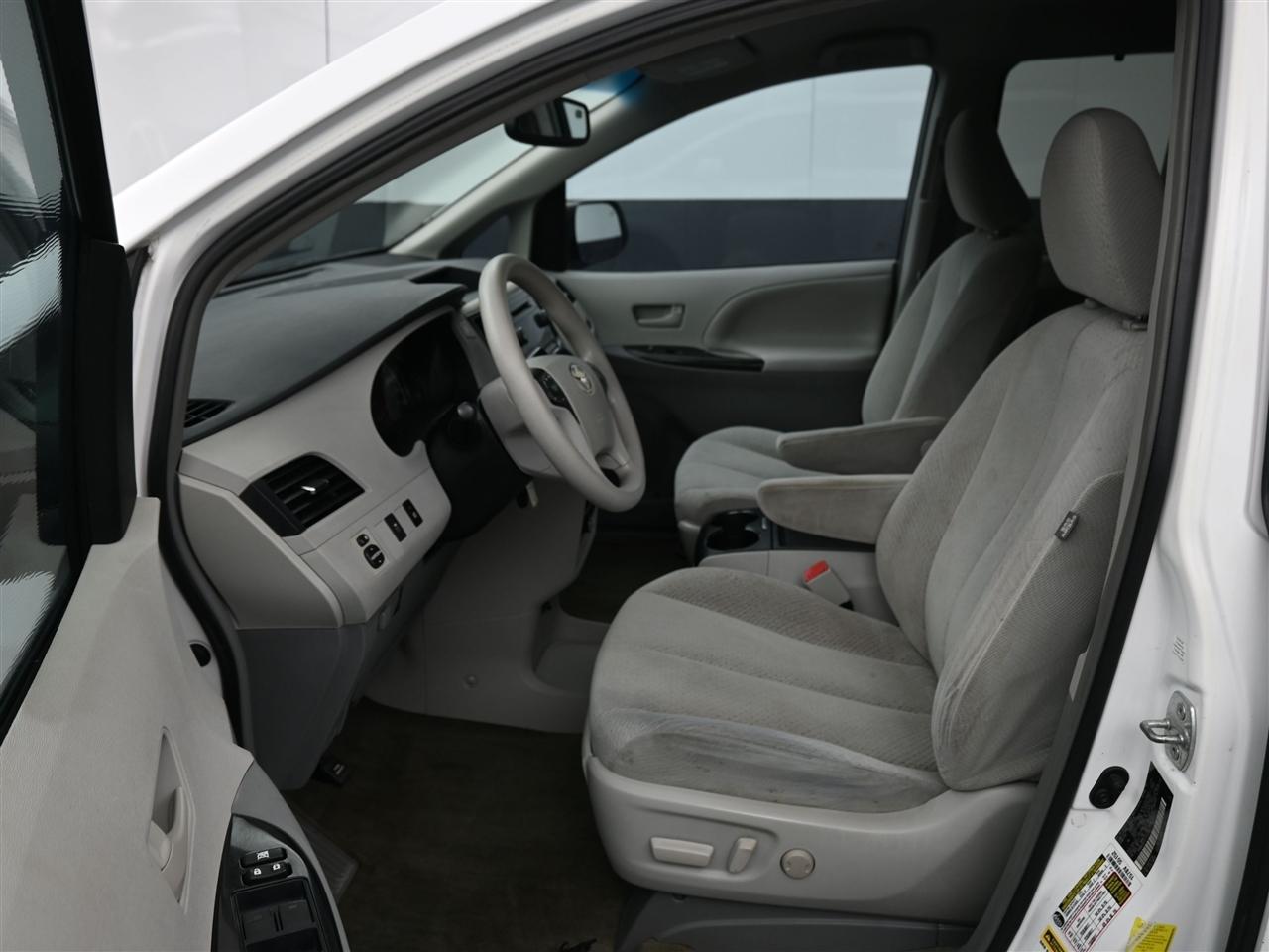 Toyota Sienna LE FWD 8-Passenger V6 2012