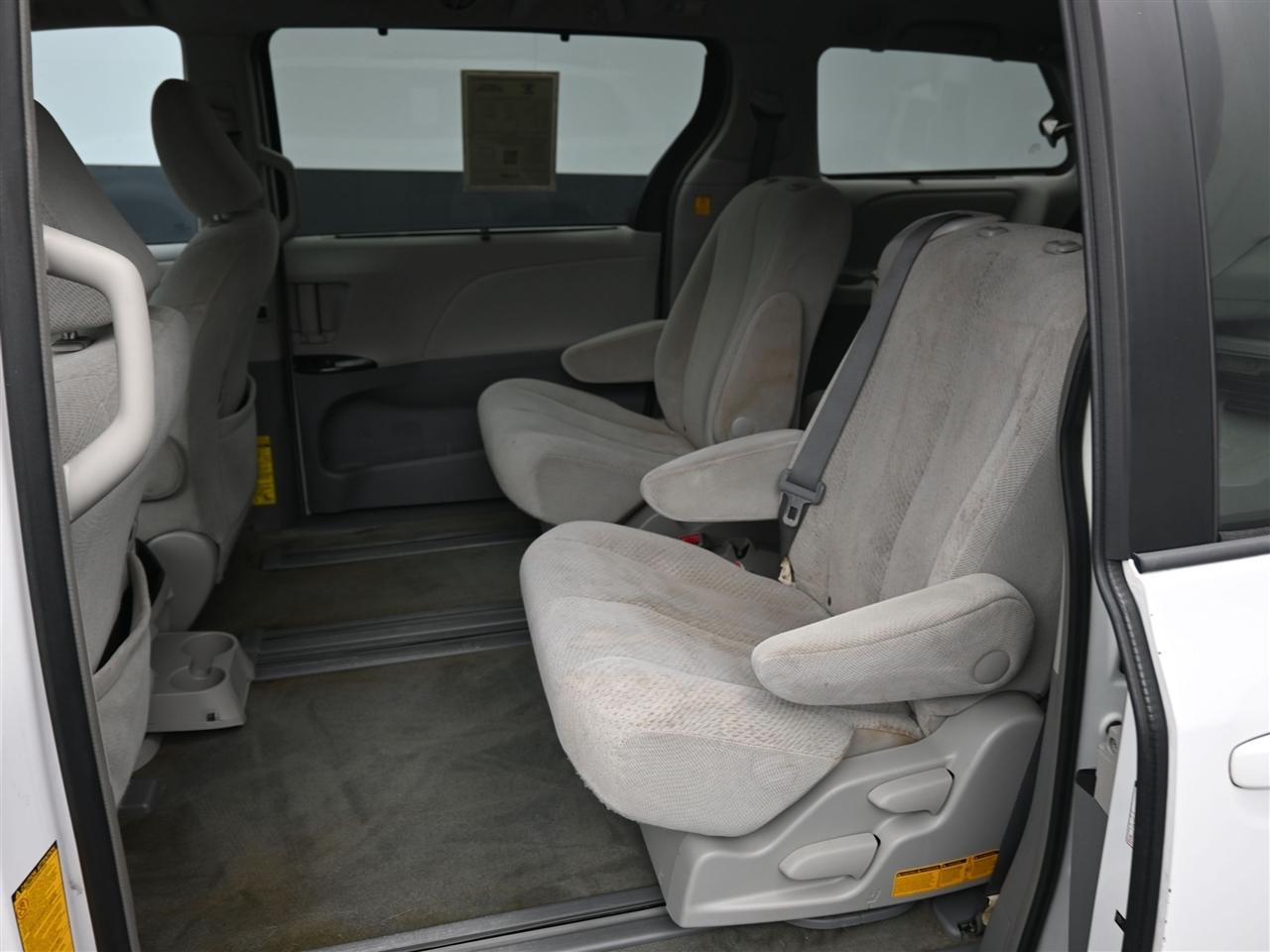 Toyota Sienna LE FWD 8-Passenger V6 2012