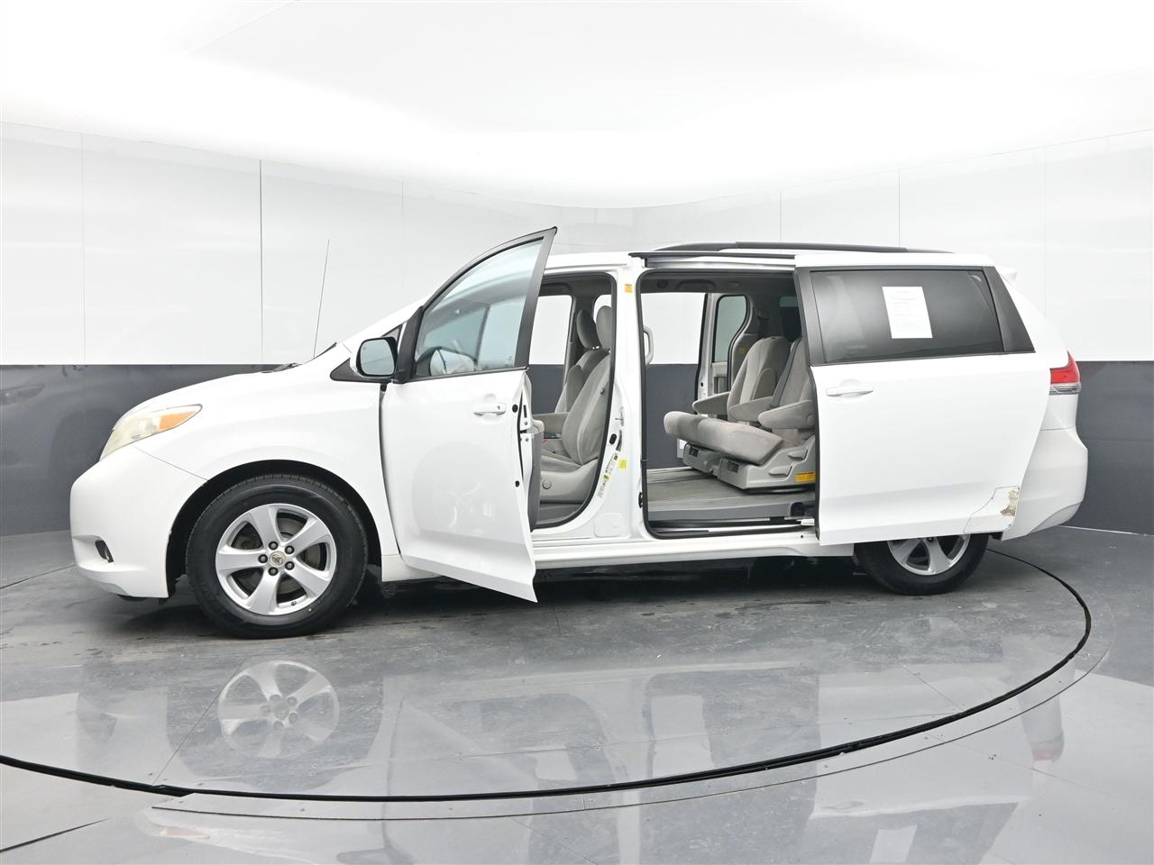 Toyota Sienna LE FWD 8-Passenger V6 2012