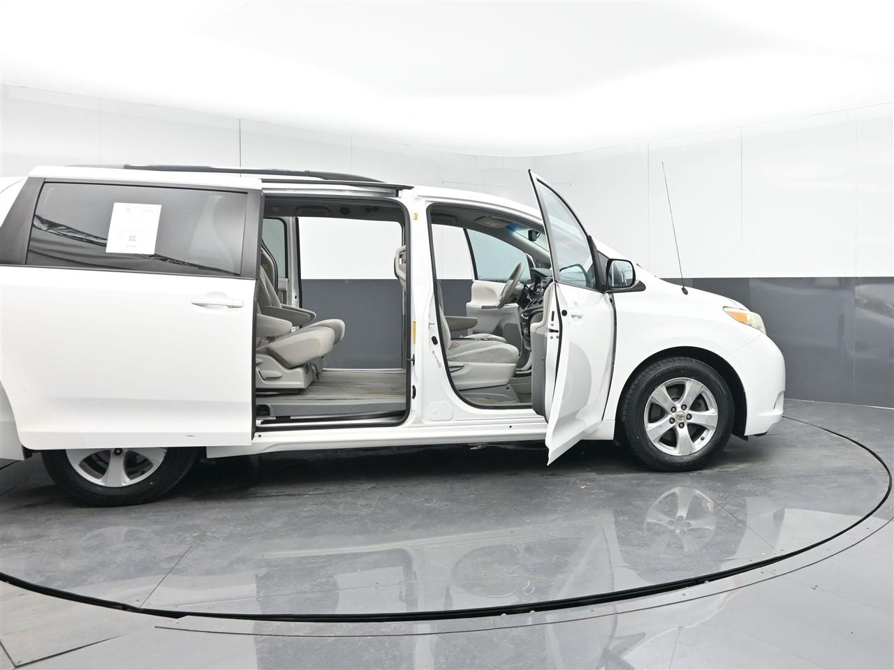 Toyota Sienna LE FWD 8-Passenger V6 2012