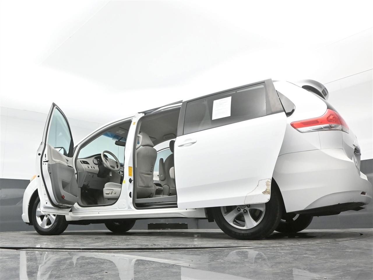 Toyota Sienna LE FWD 8-Passenger V6 2012