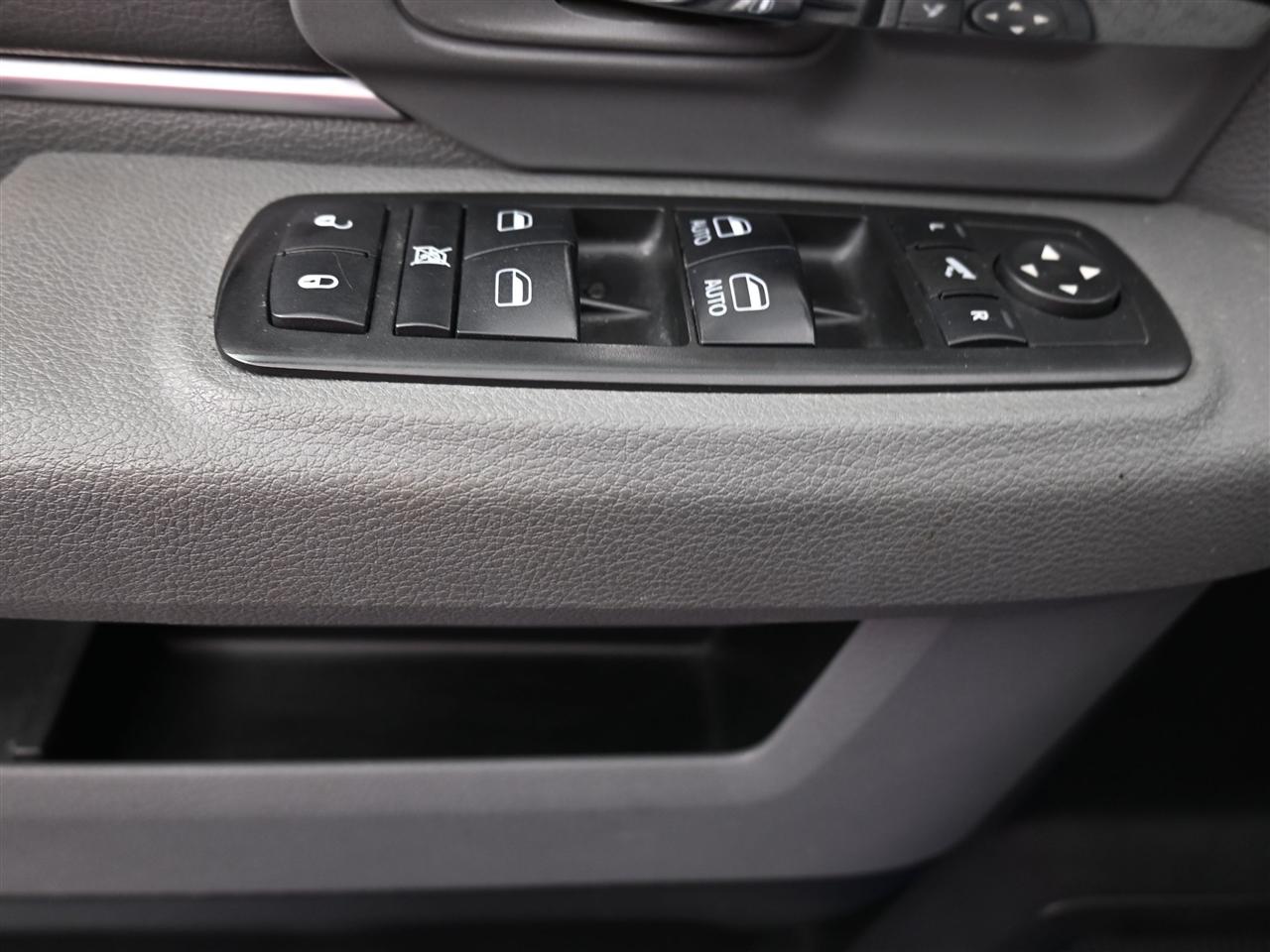 RAM 1500 SLT Crew Cab SWB 4WD 2017