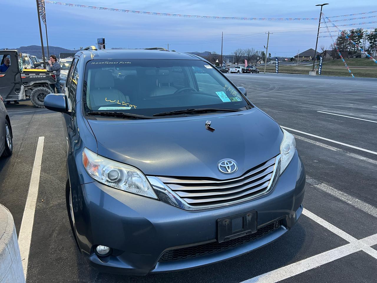 Toyota Sienna XLE 7-Passenger AWD 2017