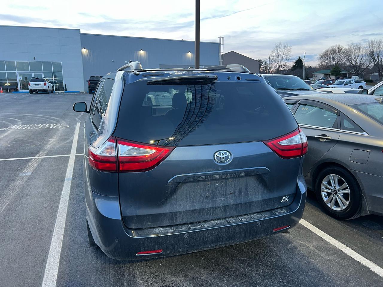 Toyota Sienna XLE 7-Passenger AWD 2017