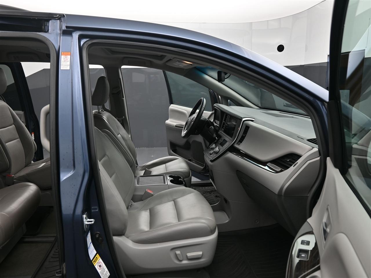 Toyota Sienna XLE 7-Passenger AWD 2017