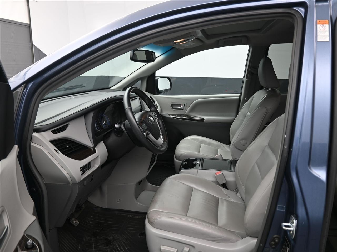 Toyota Sienna XLE 7-Passenger AWD 2017