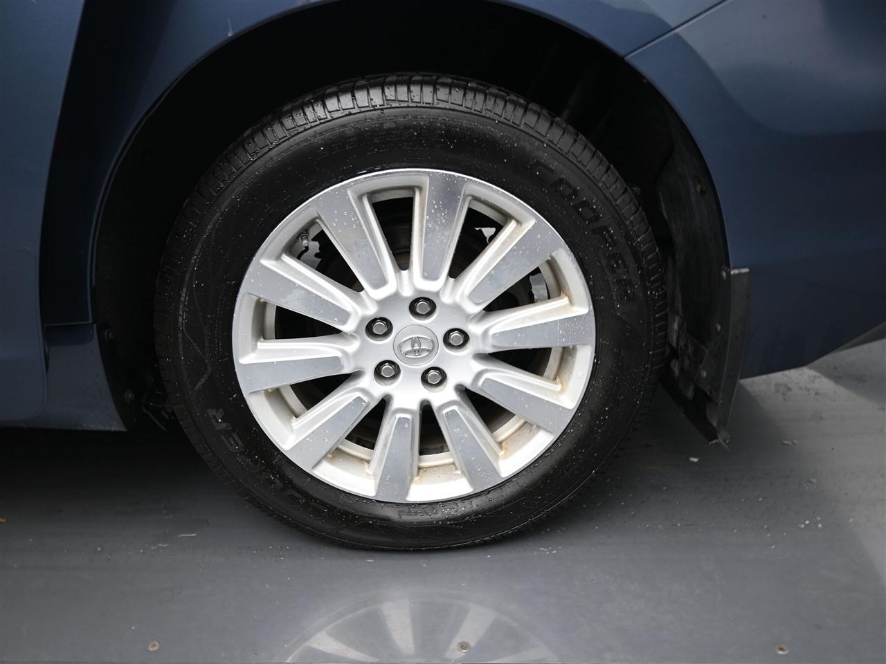 Toyota Sienna XLE 7-Passenger AWD 2017