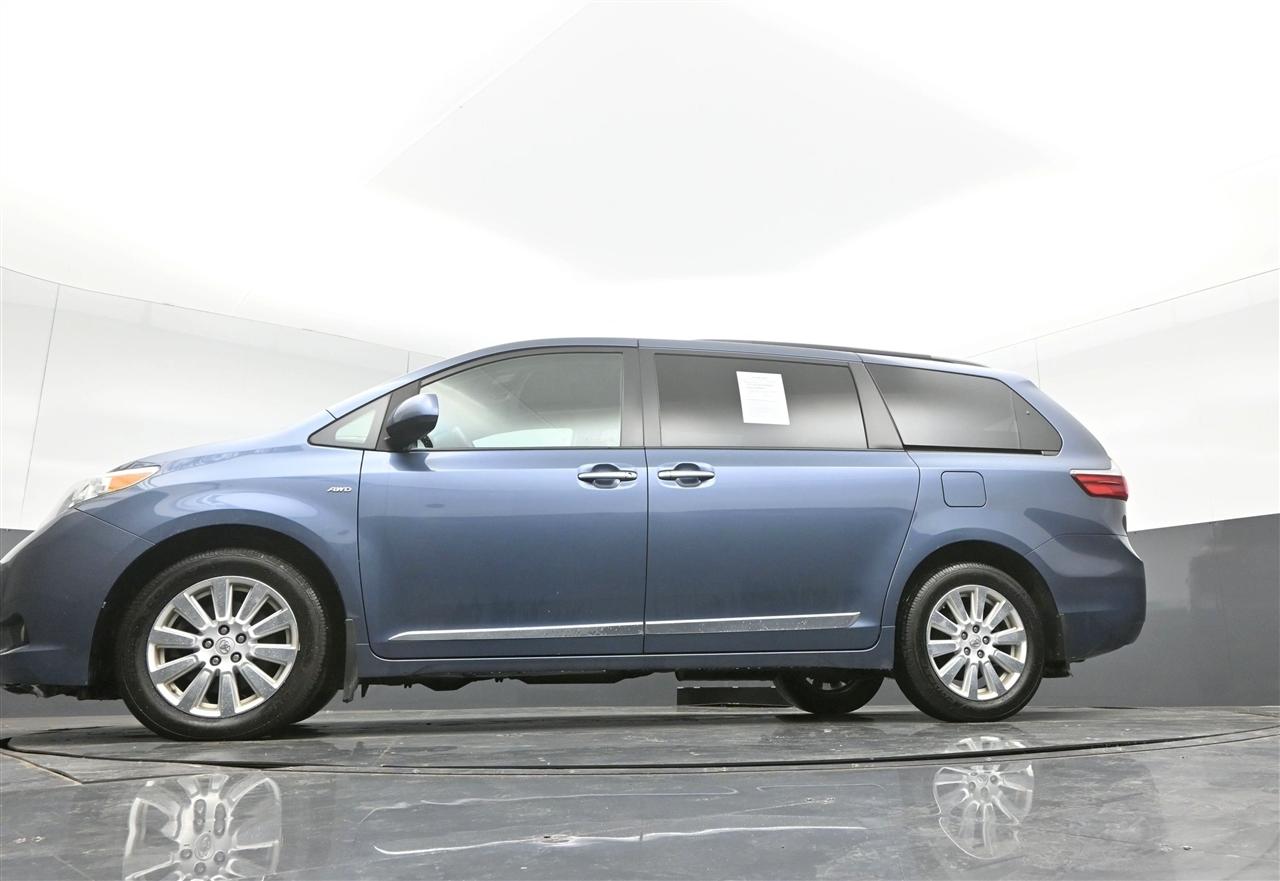 Toyota Sienna XLE 7-Passenger AWD 2017