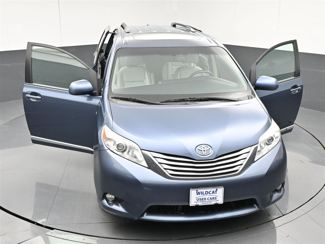 Toyota Sienna XLE 7-Passenger AWD 2017