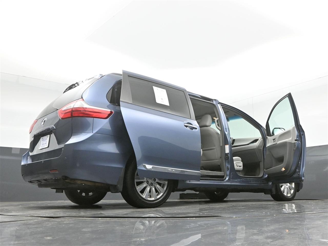 Toyota Sienna XLE 7-Passenger AWD 2017