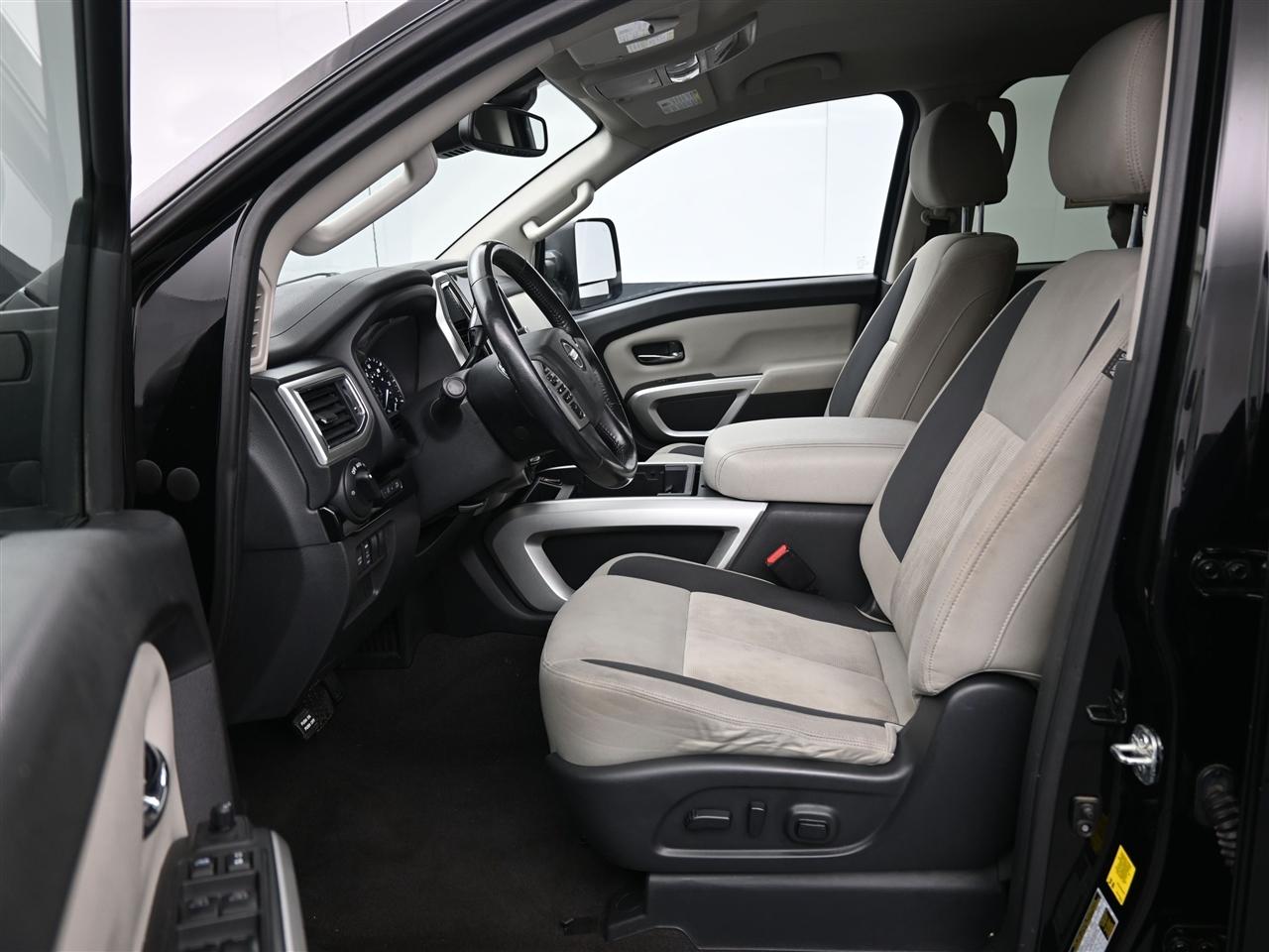 Nissan Titan SV Crew Cab 4WD 2021