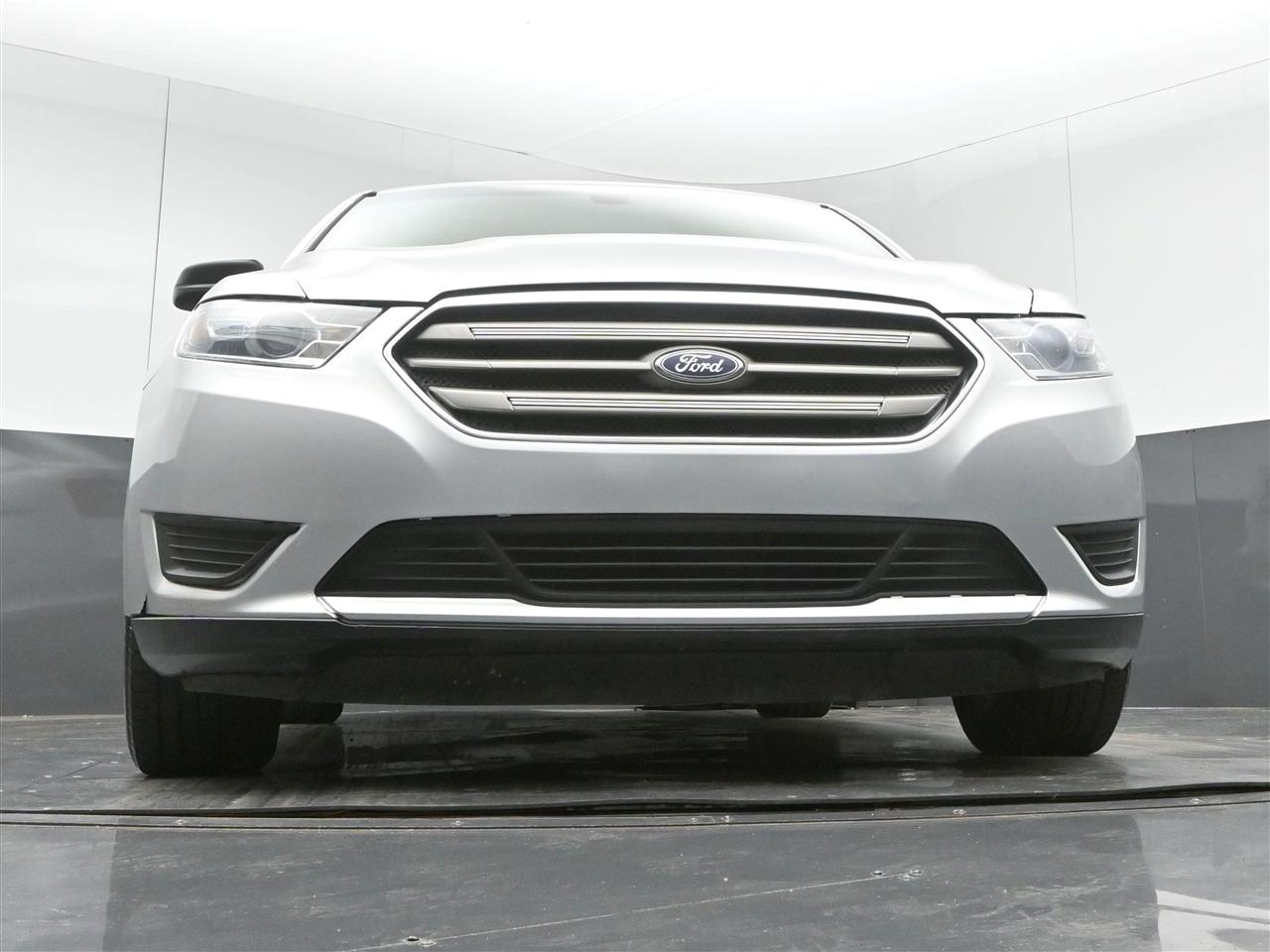 Ford Taurus SE FWD 2019
