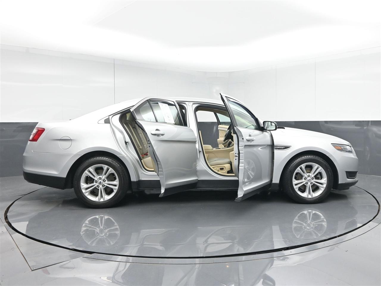 Ford Taurus SE FWD 2019