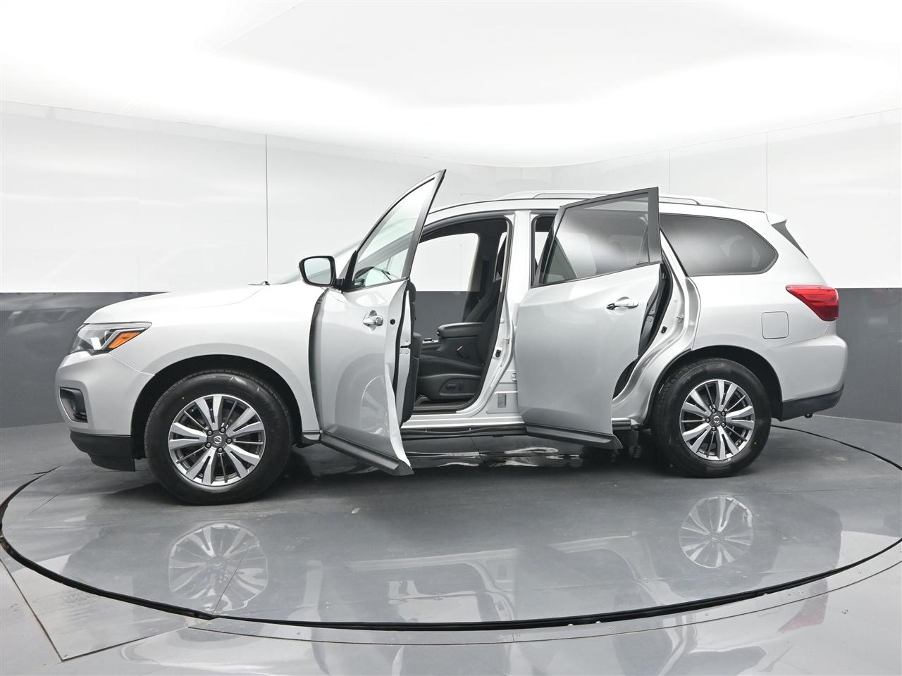 Nissan Pathfinder SV 4WD 2020