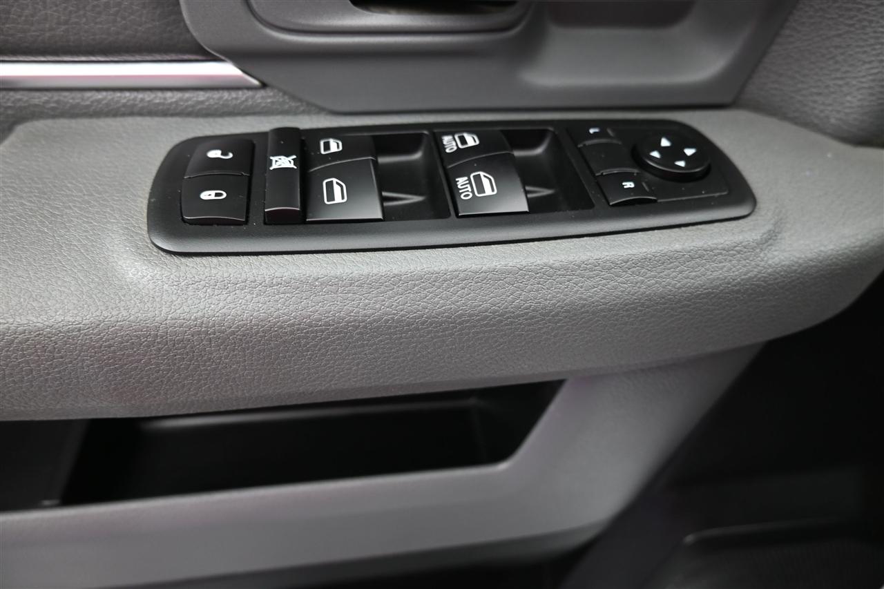 RAM 1500 SLT Quad Cab 4WD 2015