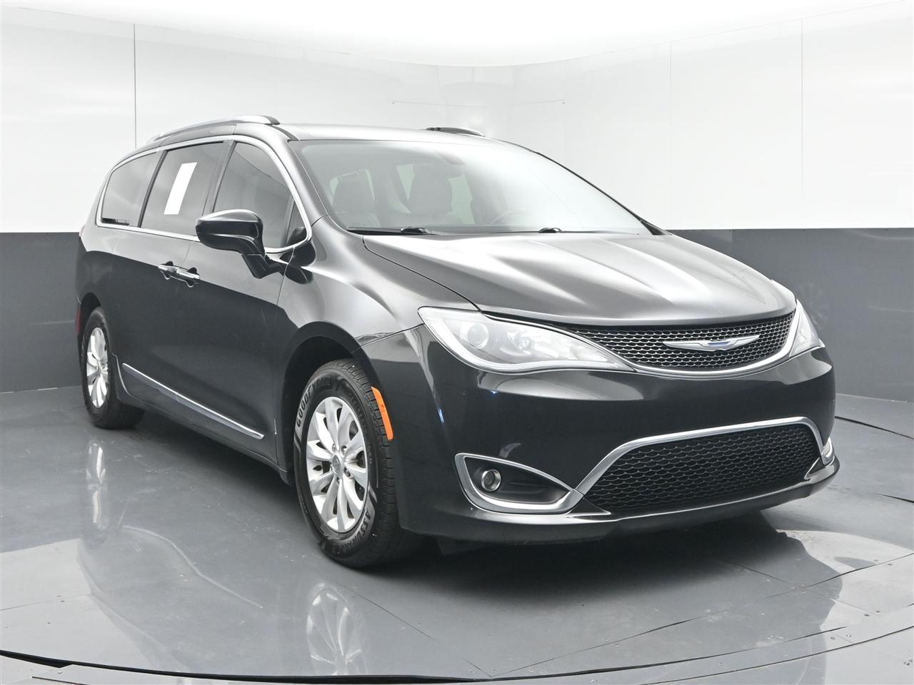 2018 Chrysler Pacifica Touring L's photo