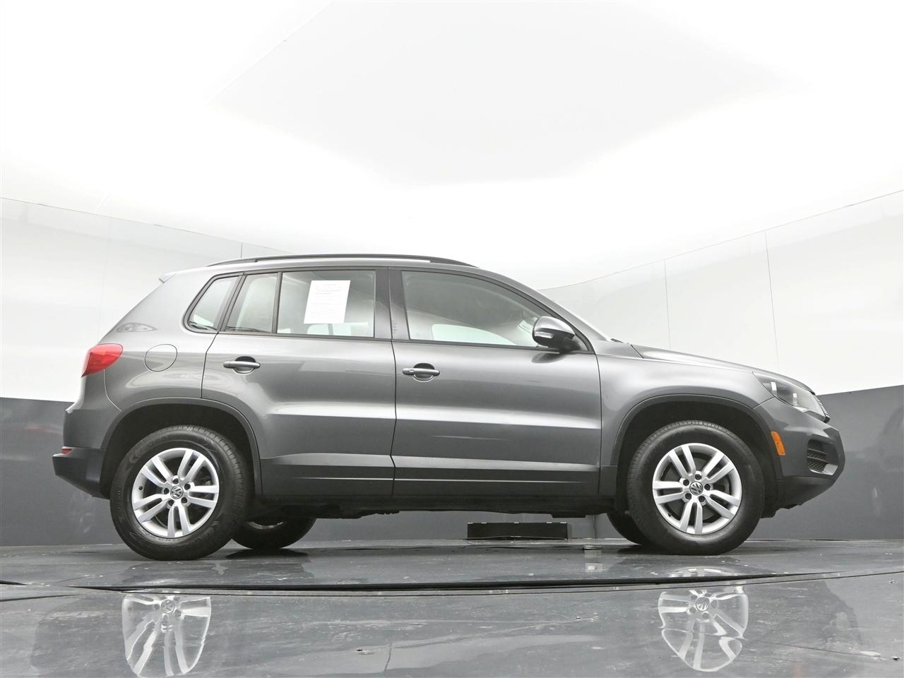 Volkswagen Tiguan S 2016