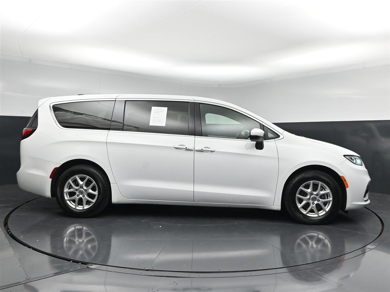 Chrysler Pacifica Touring 2023