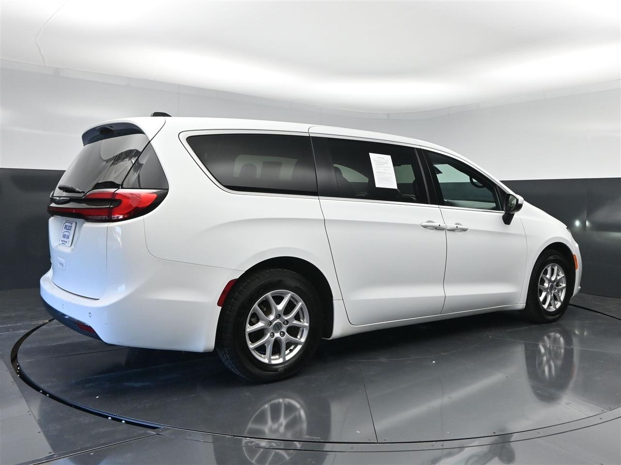 Chrysler Pacifica Touring 2023