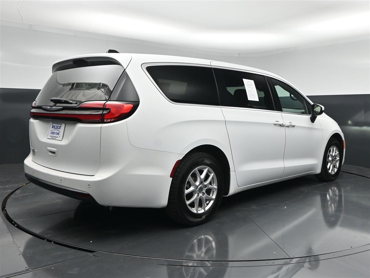 Chrysler Pacifica Touring 2023