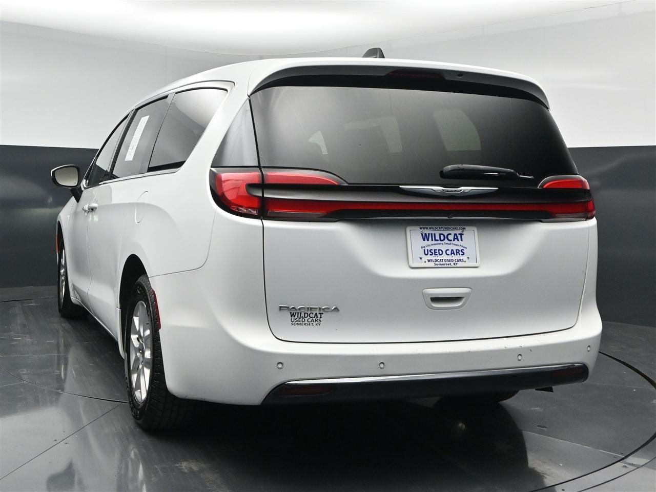 Chrysler Pacifica Touring 2023