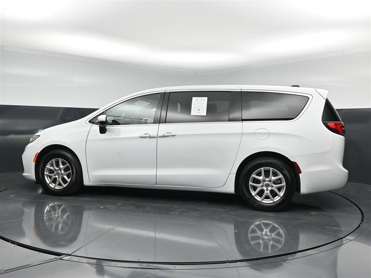 Chrysler Pacifica Touring 2023