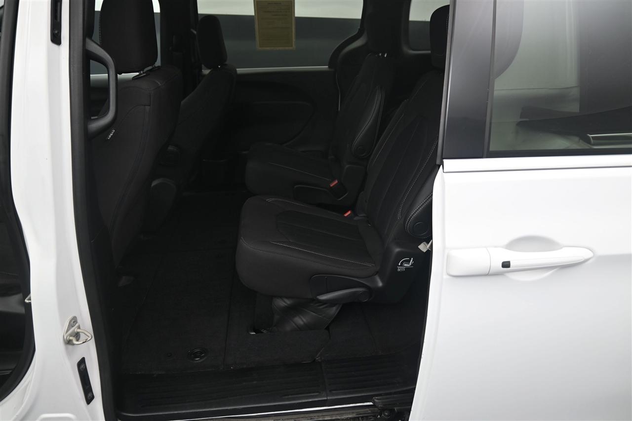 Chrysler Pacifica Touring 2023