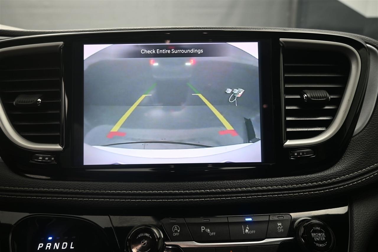 Chrysler Pacifica Touring 2023