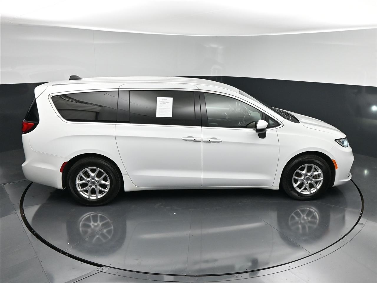 Chrysler Pacifica Touring 2023