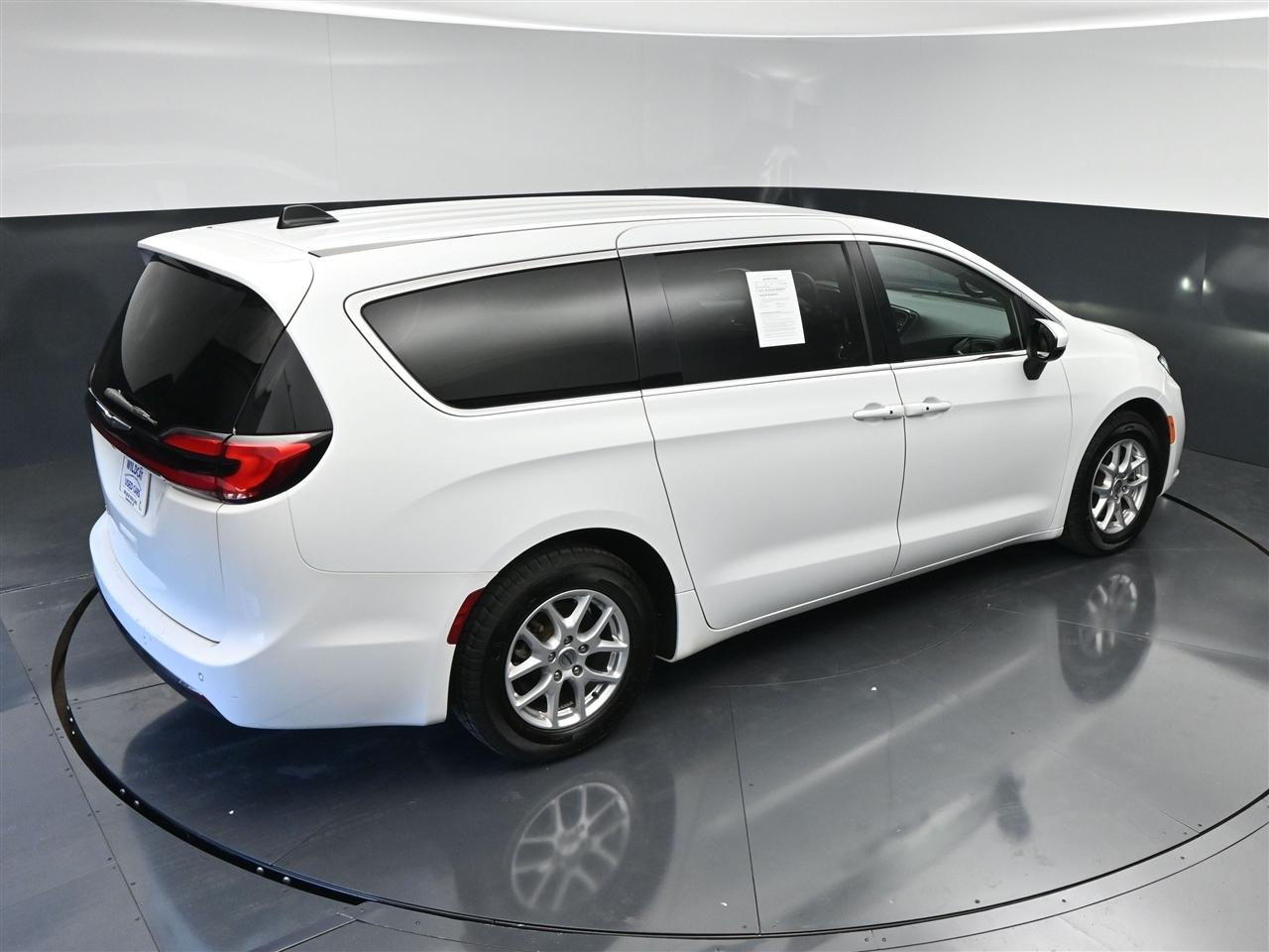 Chrysler Pacifica Touring 2023
