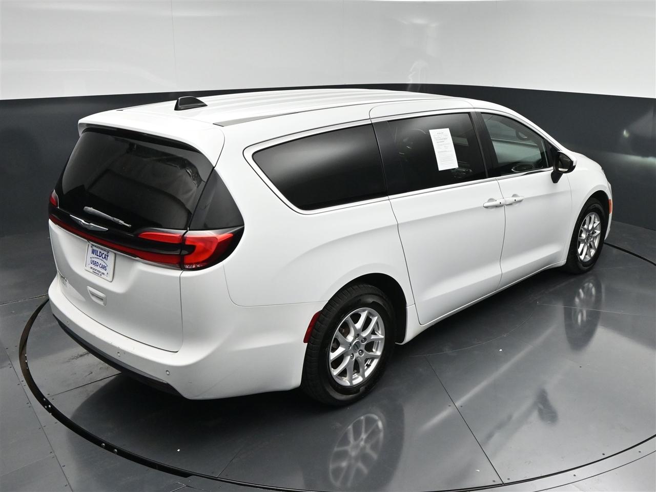 Chrysler Pacifica Touring 2023