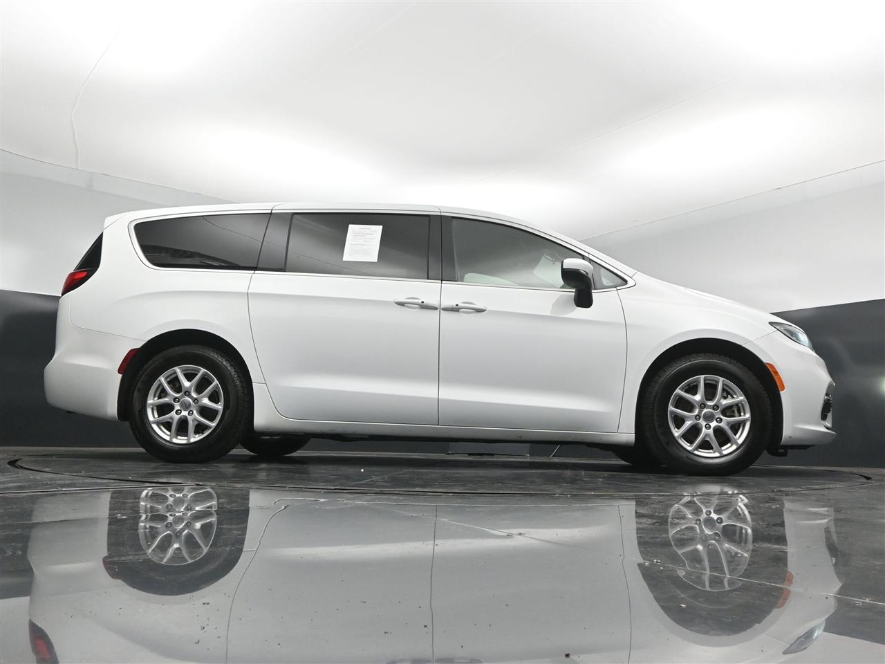 Chrysler Pacifica Touring 2023