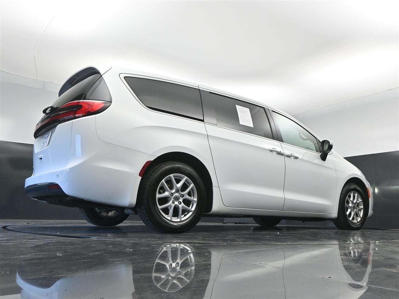 Chrysler Pacifica Touring 2023