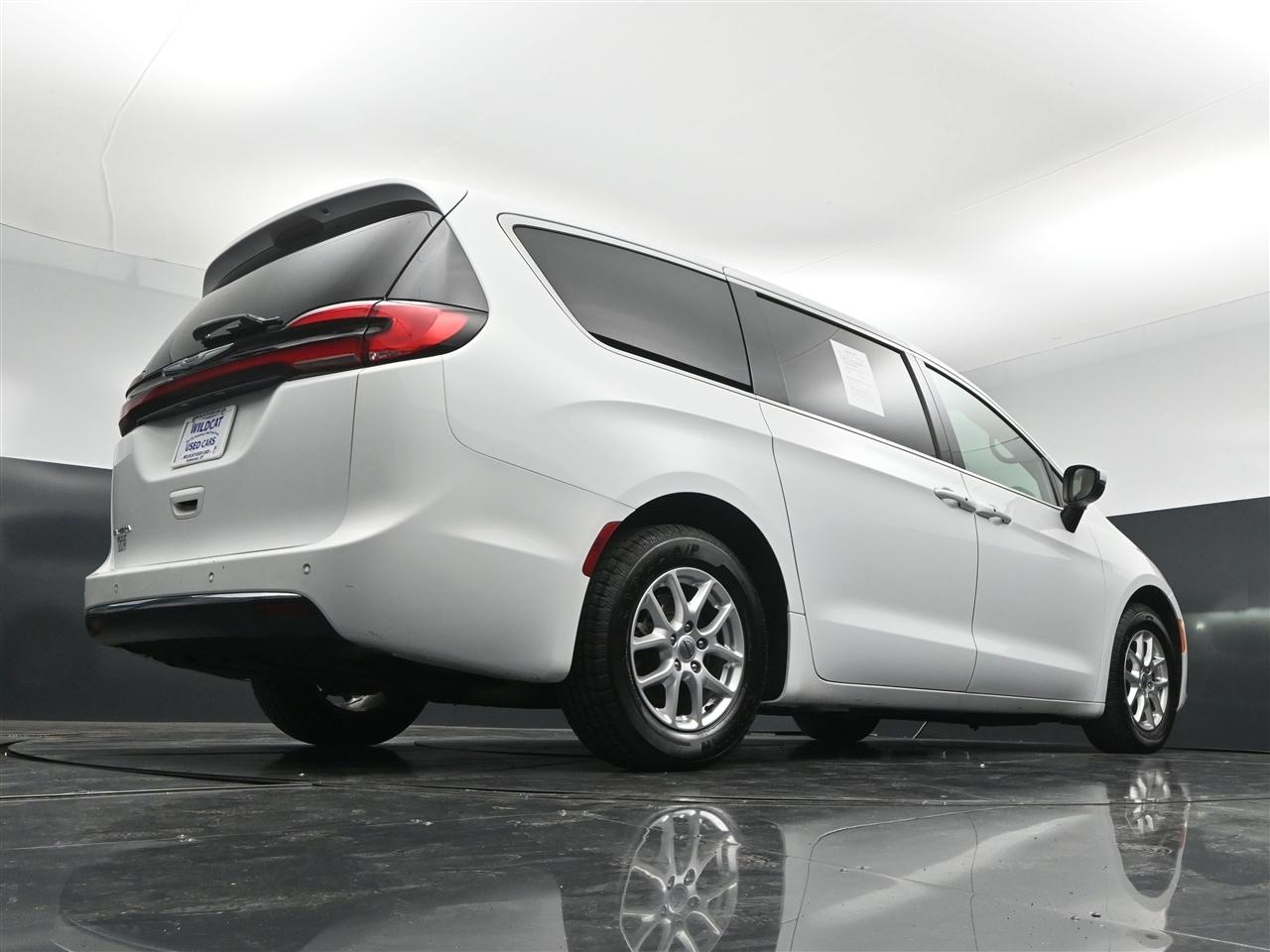 Chrysler Pacifica Touring 2023