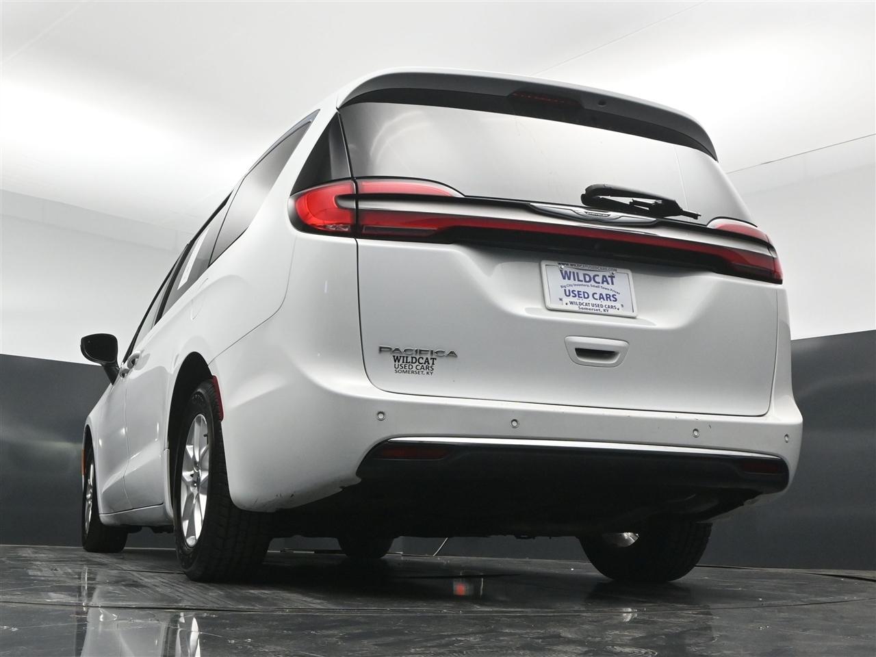 Chrysler Pacifica Touring 2023