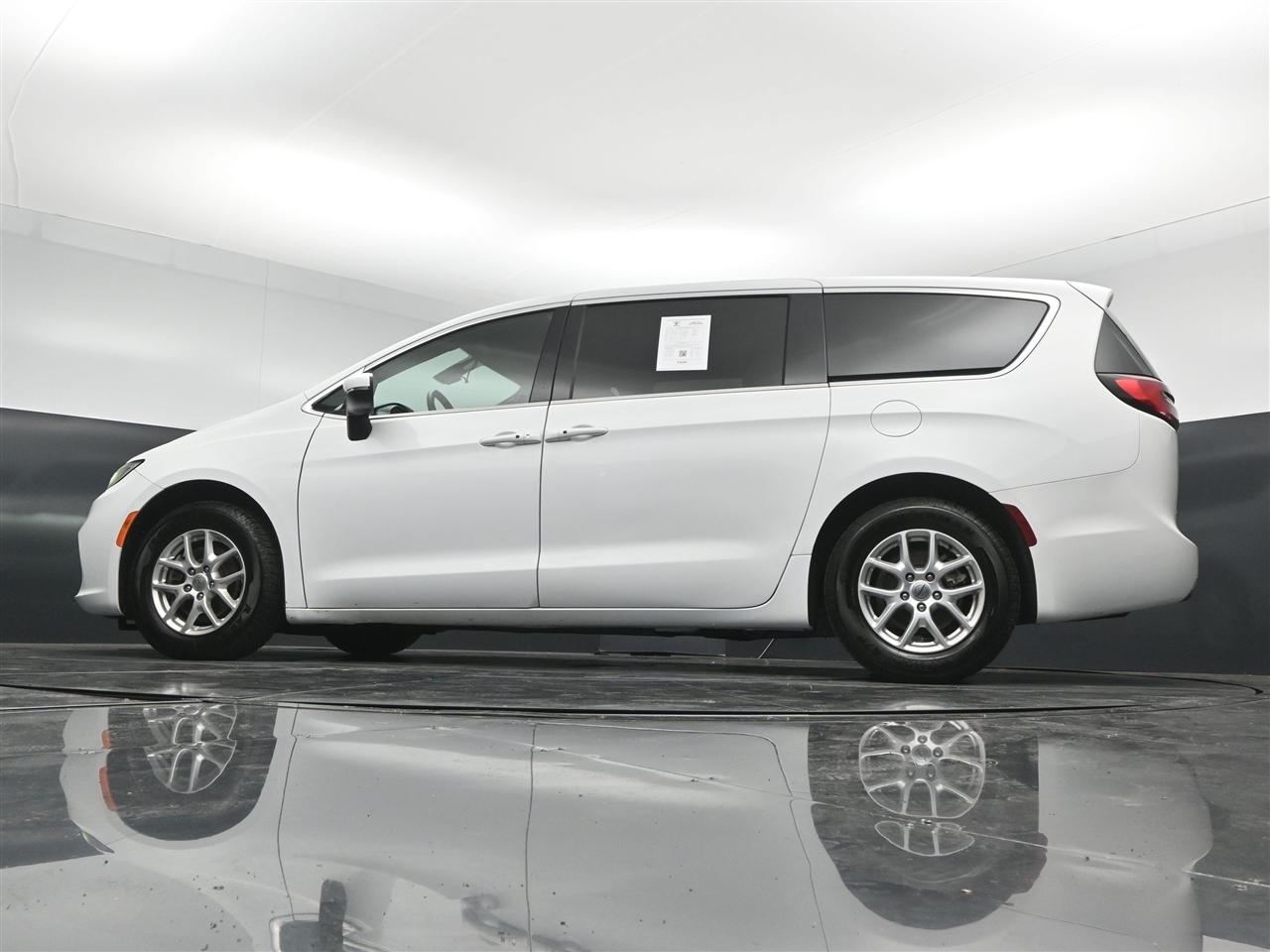 Chrysler Pacifica Touring 2023