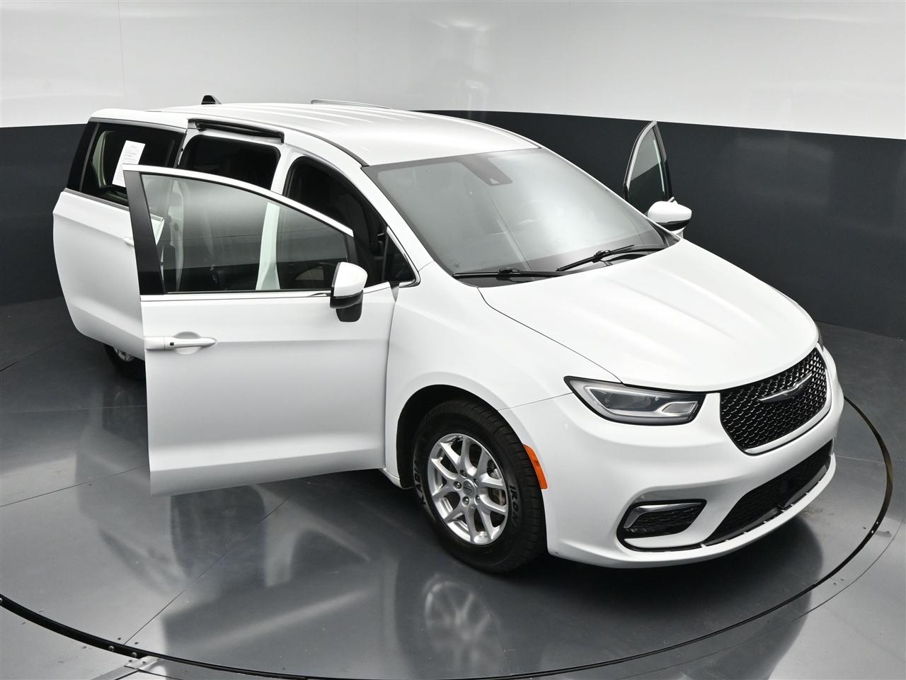 Chrysler Pacifica Touring 2023