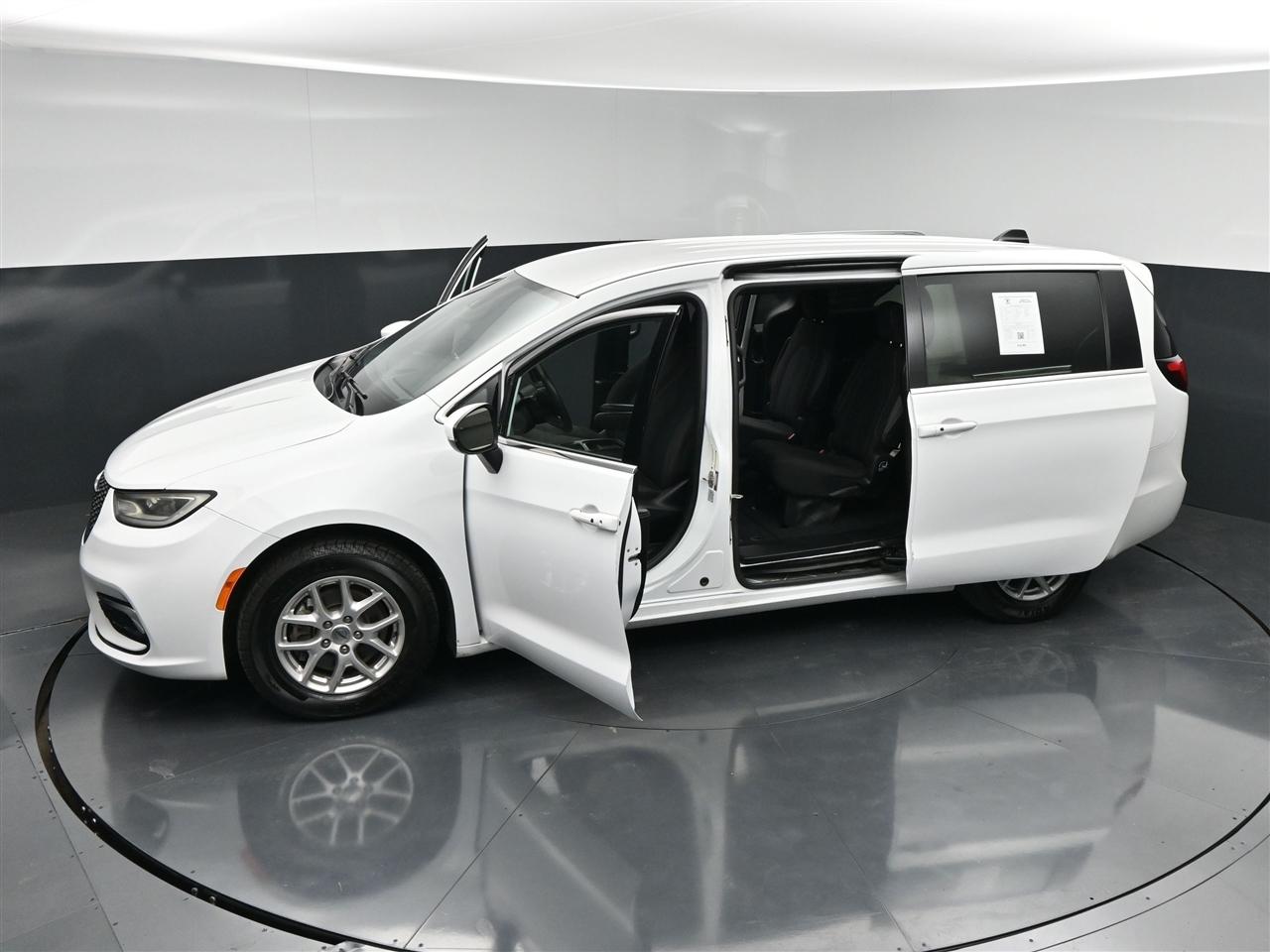 Chrysler Pacifica Touring 2023