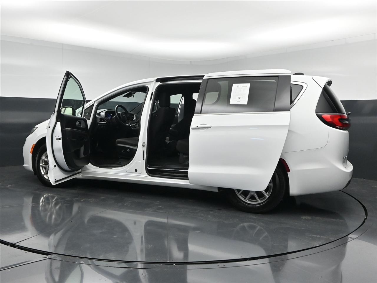 Chrysler Pacifica Touring 2023