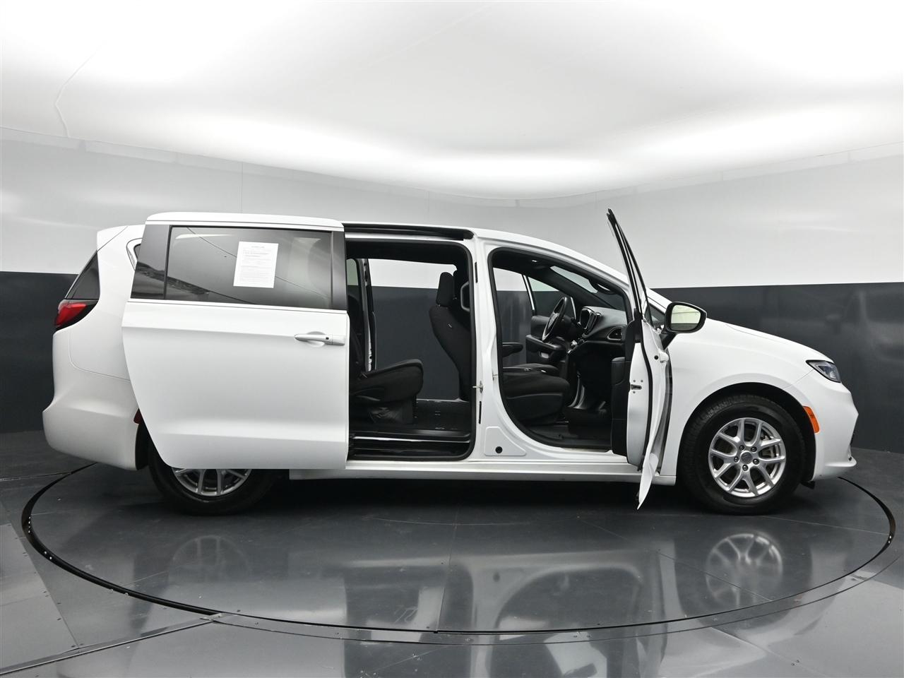 Chrysler Pacifica Touring 2023