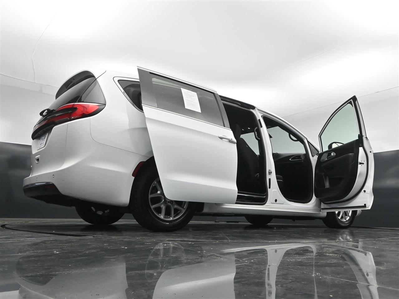 Chrysler Pacifica Touring 2023