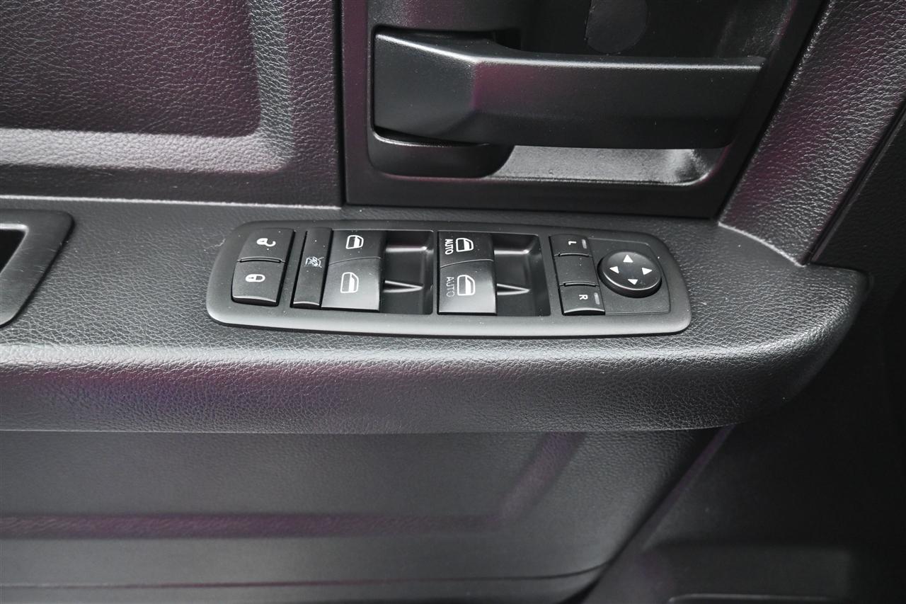 RAM 1500 Tradesman Crew Cab SWB 4WD 2015