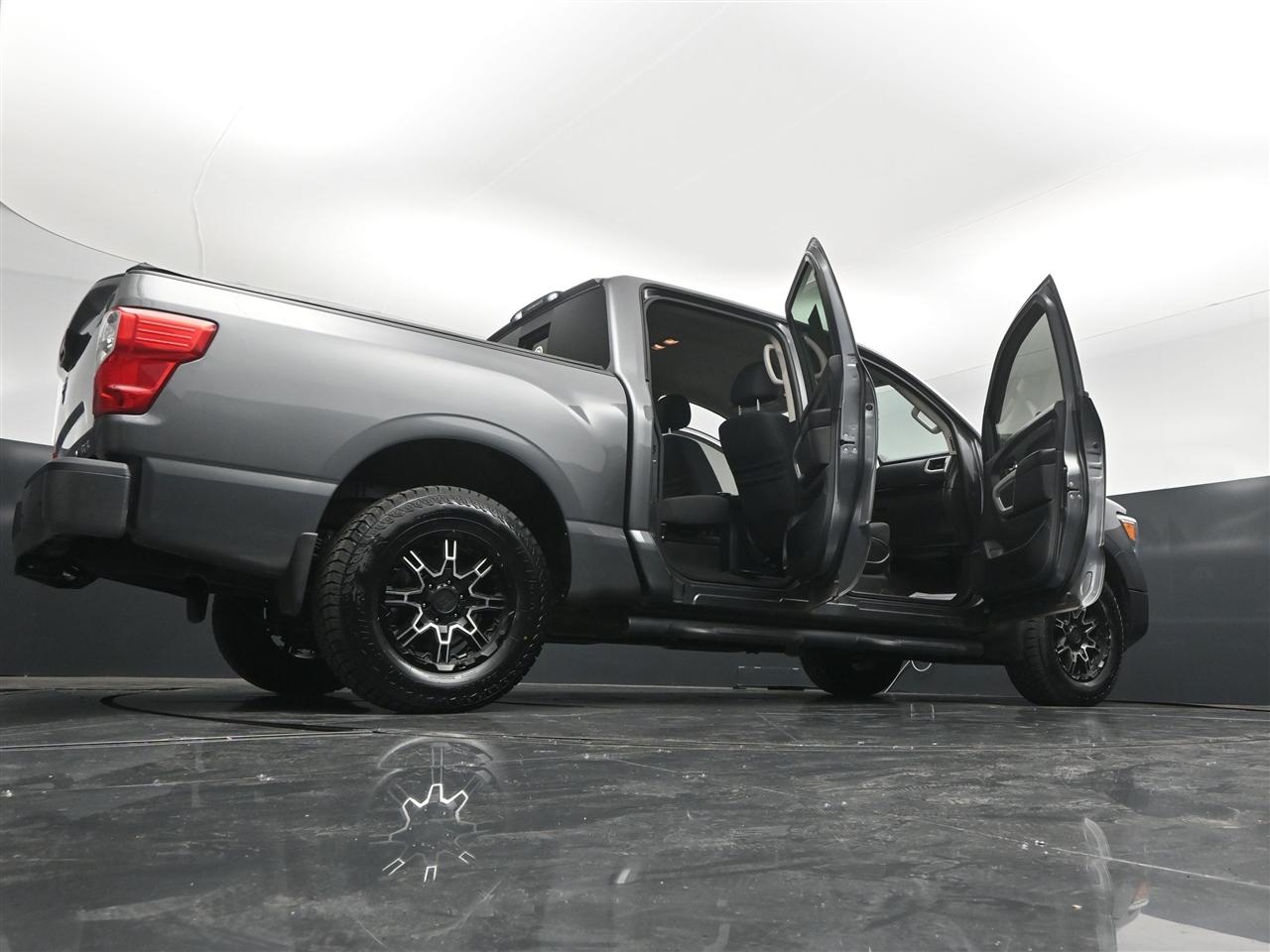 Nissan Titan SV Crew Cab 4WD 2021