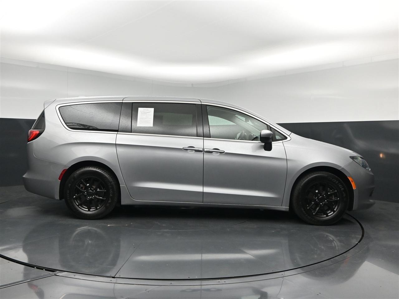 Chrysler Pacifica LX 2018