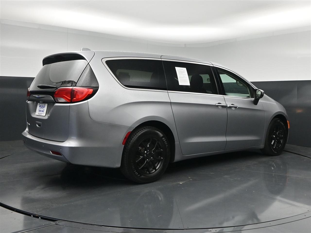 Chrysler Pacifica LX 2018