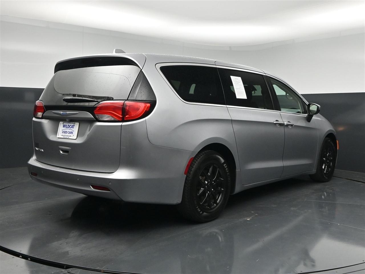 Chrysler Pacifica LX 2018