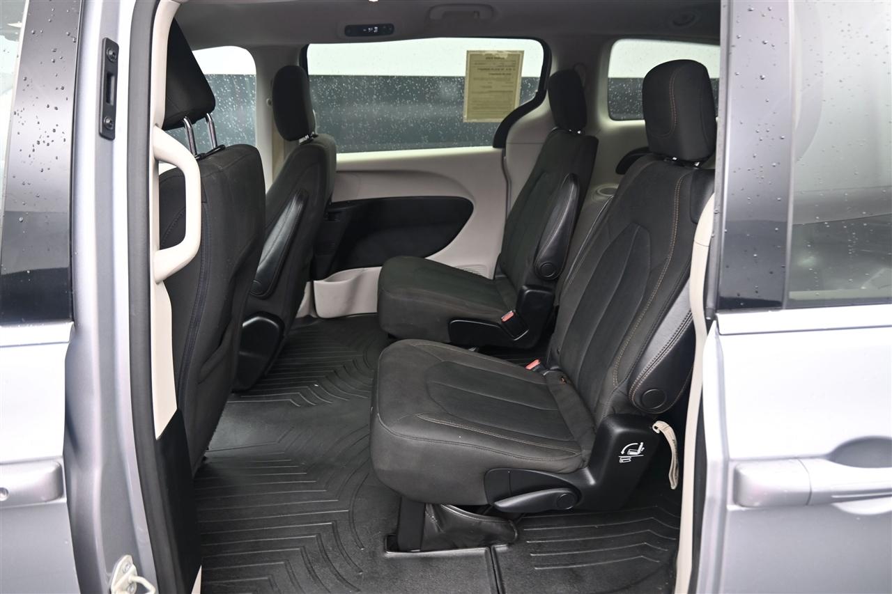 Chrysler Pacifica LX 2018