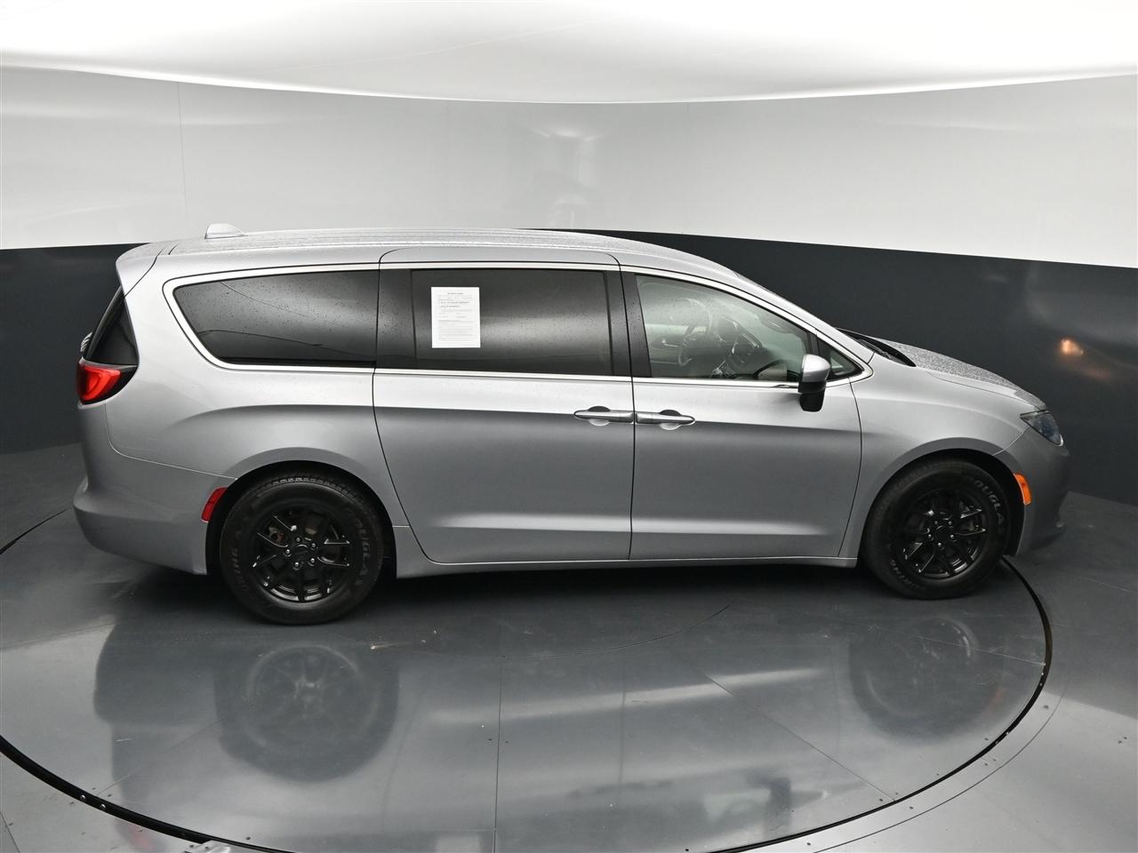 Chrysler Pacifica LX 2018