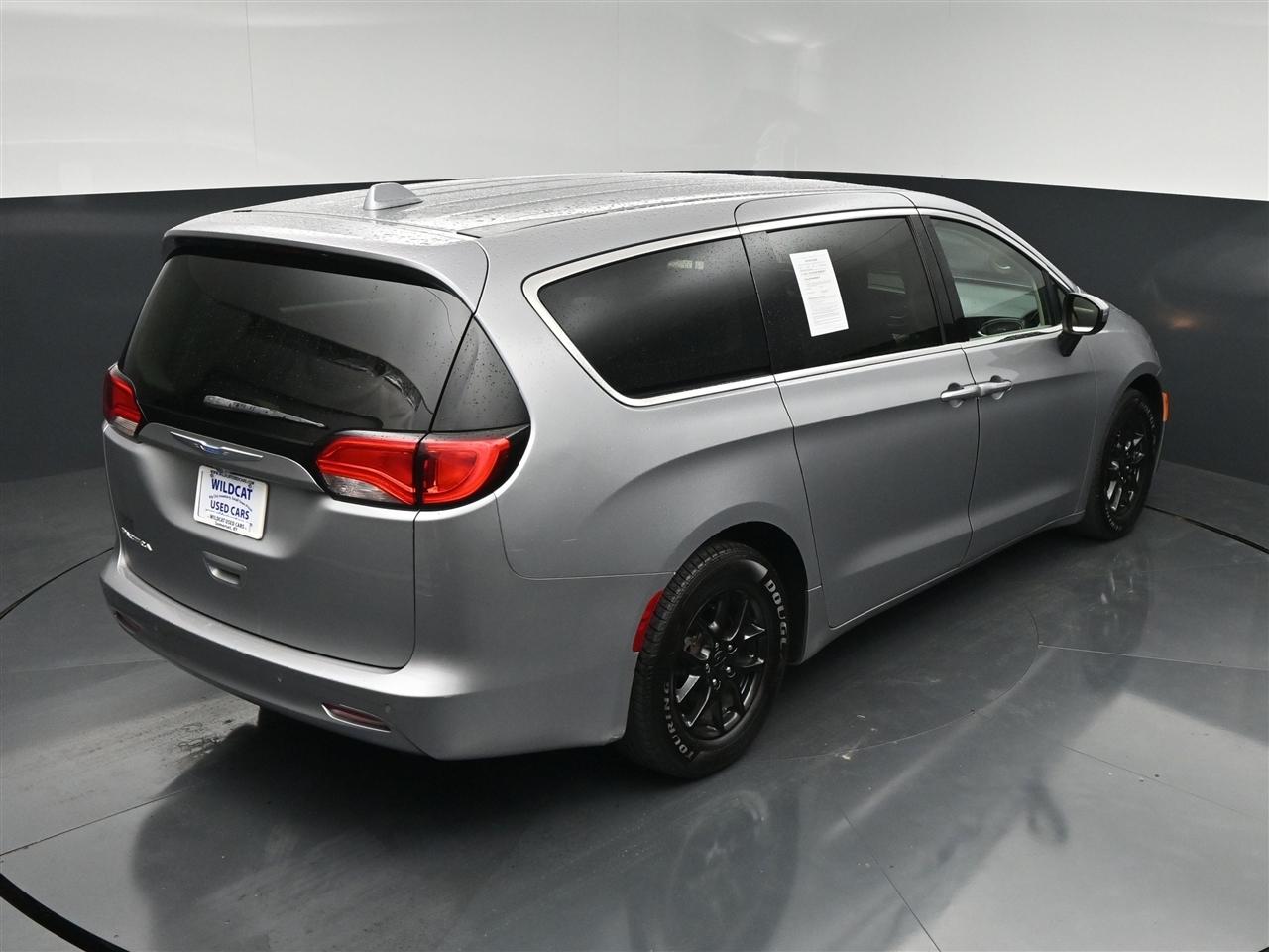 Chrysler Pacifica LX 2018