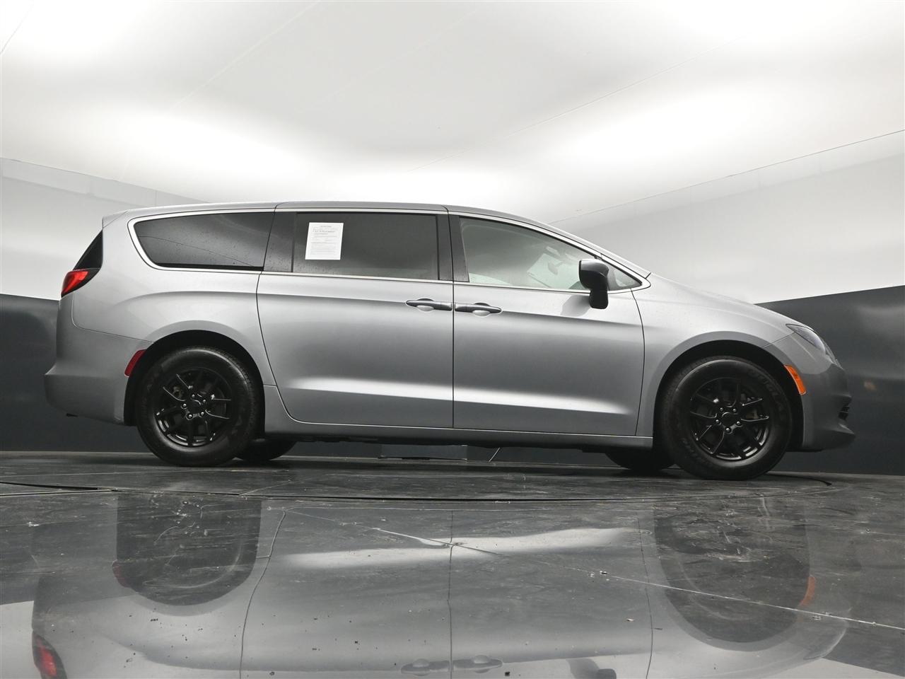 Chrysler Pacifica LX 2018